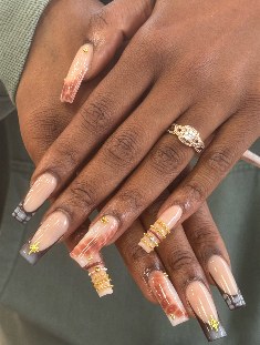 Long nude coffin nails with gold glitter accent