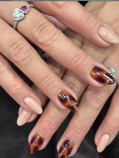 Glossy brown tortoiseshell coffin nails